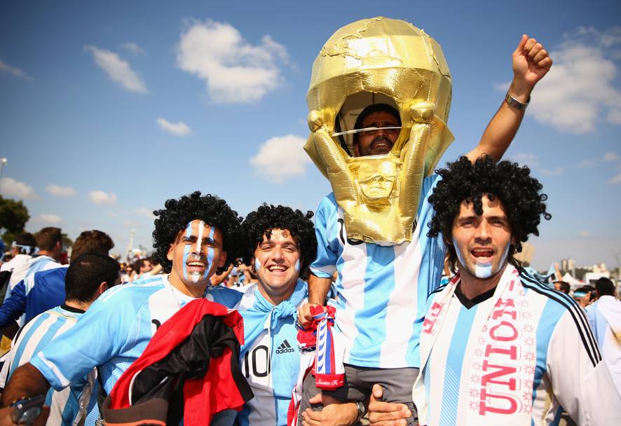 Maradona era anche fuori dallo stadio... sulla testa di alcuni tifosi. Getty